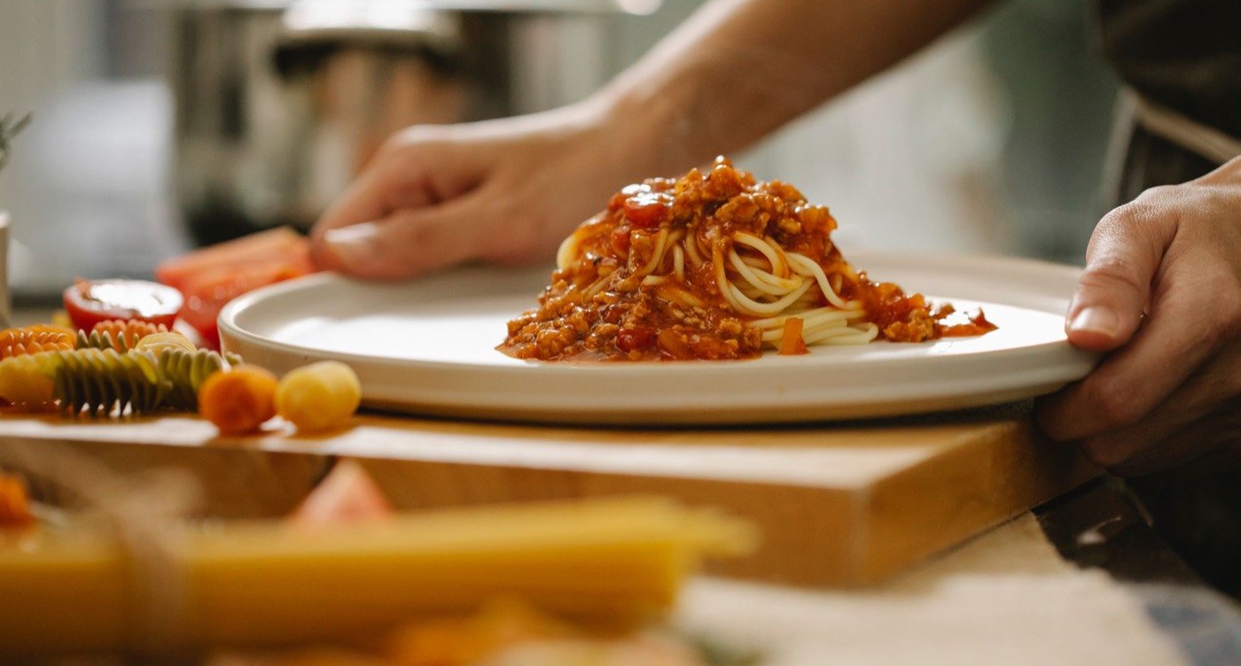 Un piatto di pasta appena servito